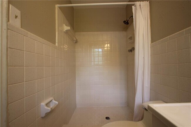 Building Photo - 2944 Piedmont Dr