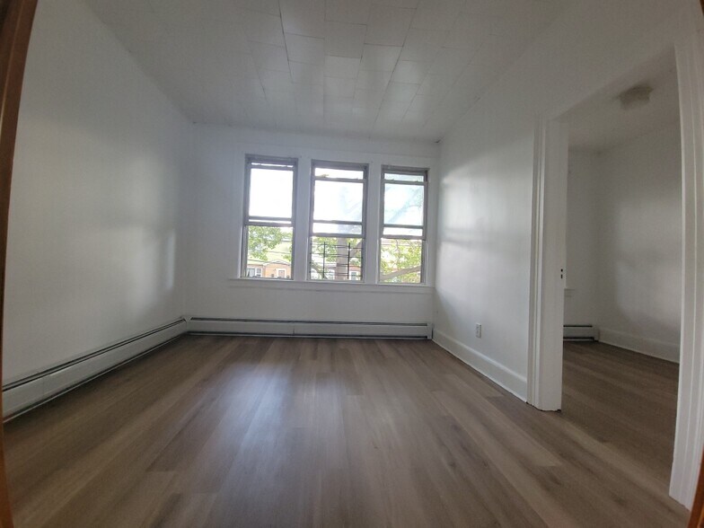 Building Photo - 395 Ege Ave
