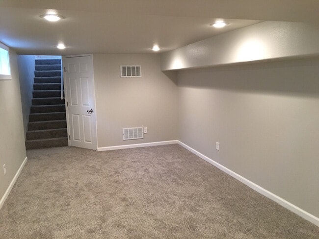 Building Photo - 4 bedroom, 2 bath Home