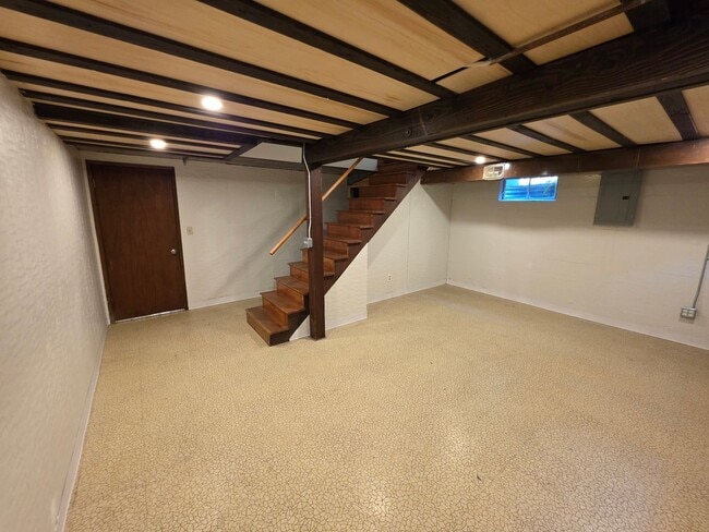 Building Photo - LOCATION! Immaculate 2 Bedroom Apartment S...