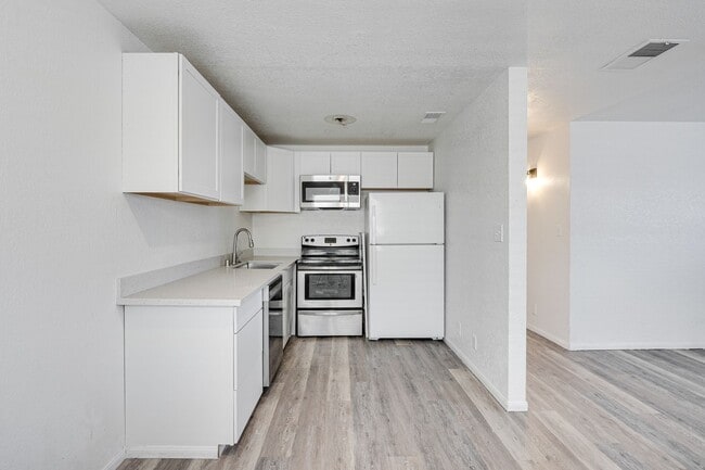 Primary Photo - Bright & Spacious 2-Bedroom Condo in Las V...