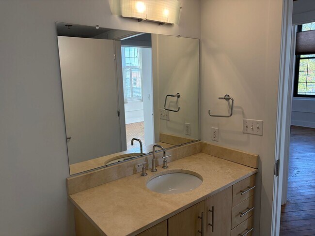 Building Photo - Sleek Manhattan Style Urban Condo Now Available in Byrne Lofts