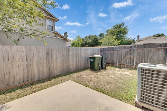 Building Photo - Great townhome in Pflugerville!