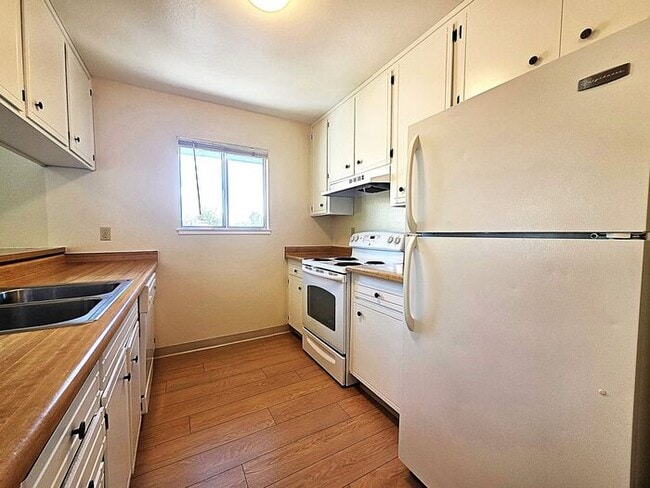 Building Photo - Beautiful, Very Large 2 Bedroom with Garage, Fireplace, Balcony & A/C Near Washoe Golf Course