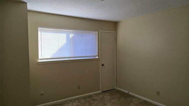 Building Photo - 6207 Jadecrest Dr