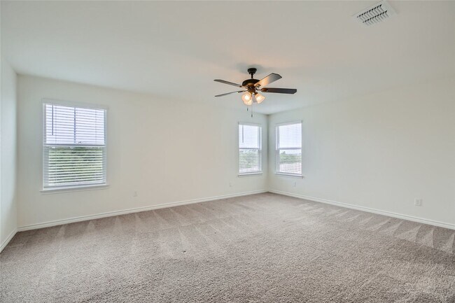 Building Photo - 4 bedrooms, loft, office, open floor plan ...