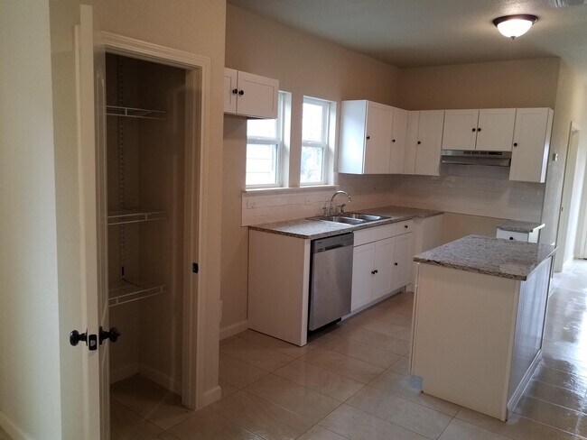 Building Photo - 1016 Center St