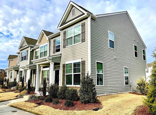Primary Photo - 3 bed, 2 1/2 End Unit Townhome with Open F...