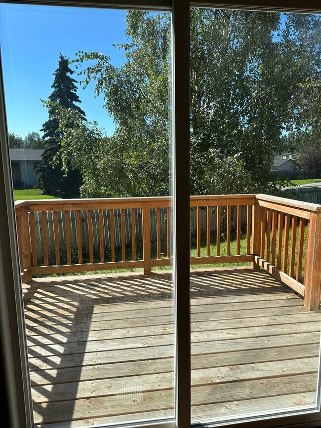 Building Photo - The Perfect Family Home! Large Yard, Deck ...