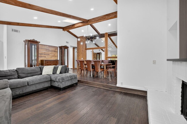 Building Photo - 7813 Kenway Pl W
