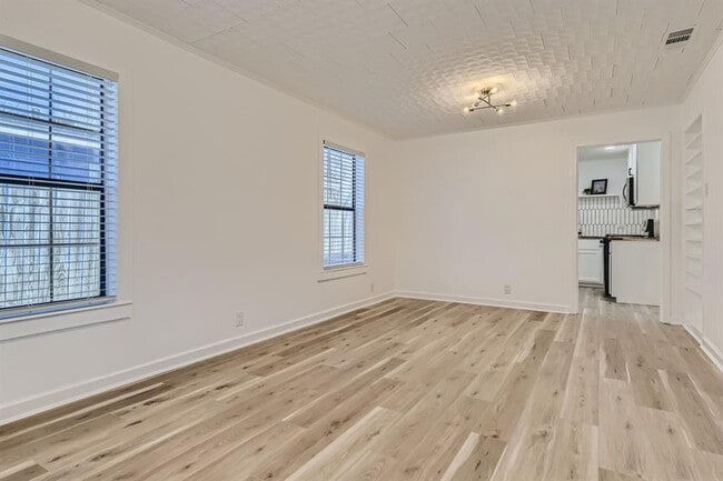 Building Photo - 902 Hackberry St