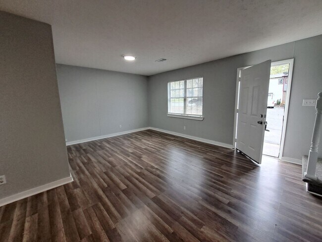Building Photo - ONE MONTH FREE RENT! Newly Remodeled 2Bed/...