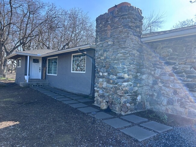 Building Photo - Country home - 3 bed 2 bath!