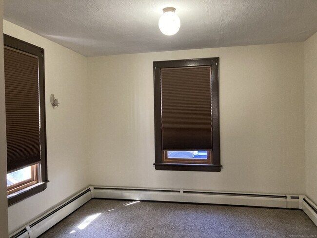 Building Photo - 5 Ridge Rd