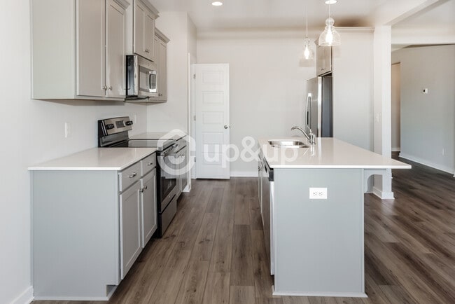 Building Photo - Fantastic 4bd/2ba home! Coming soon!