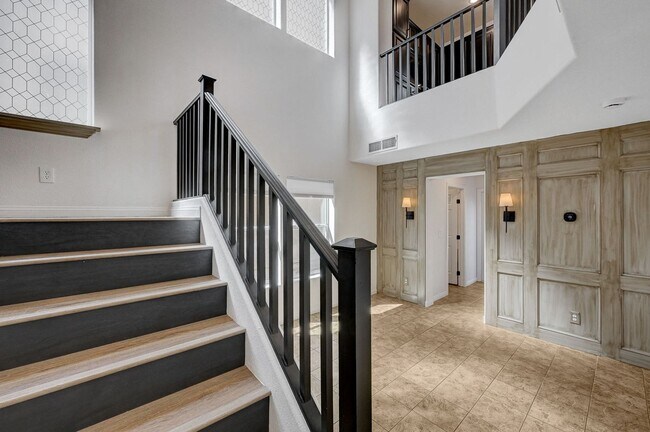 Building Photo - Stylish Tri-Level Home/Tandem Garage in Henderson