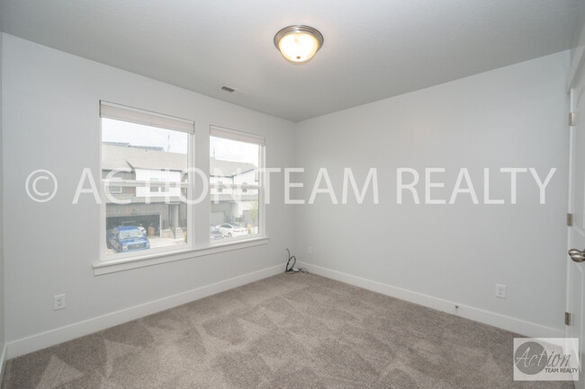 Building Photo - Mid-Row Townhome located in Bluffdale!