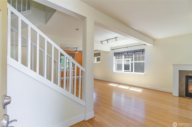 Building Photo - 2Bd/2.5Ba Issaquah Home