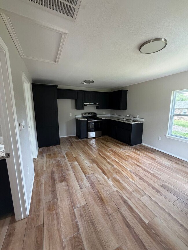 Building Photo - 2 BEDROOM 1 BATH HOUSE ALL ELECTRIC TILE FLOORING CENTRAL HEAT & AIR STACK WASHER/DRYER INCLUDED