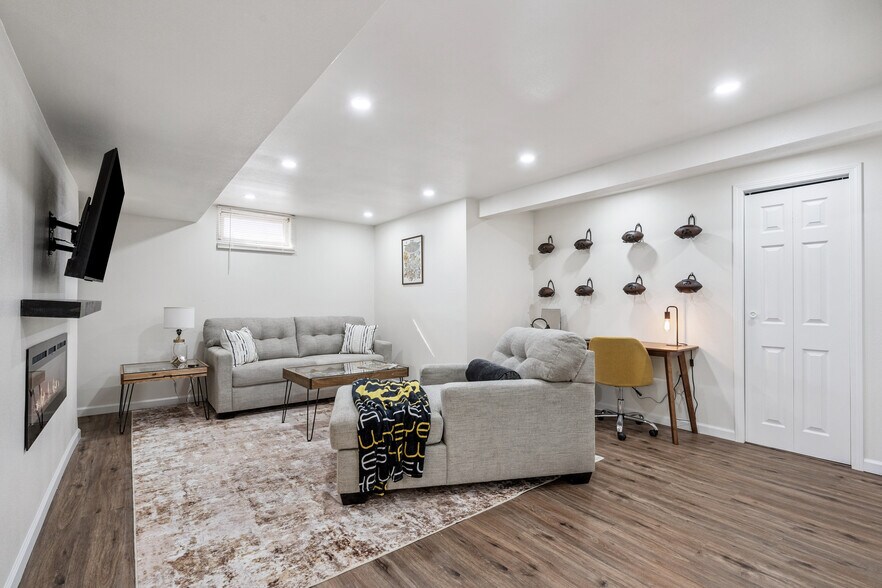 Building Photo - 1219 Oakcrest St