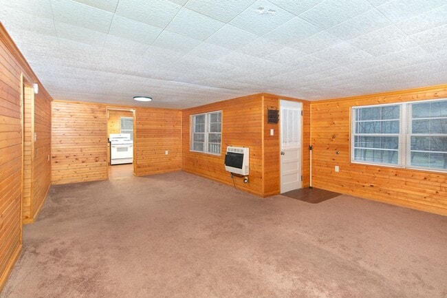 Building Photo - 2 Bedroom 1 Bath Home on E Fork off 441 S.  $1300 a month with a year-long lease