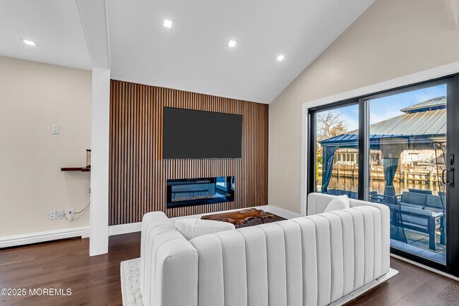 Building Photo - 320 Silver Lagoon Dr