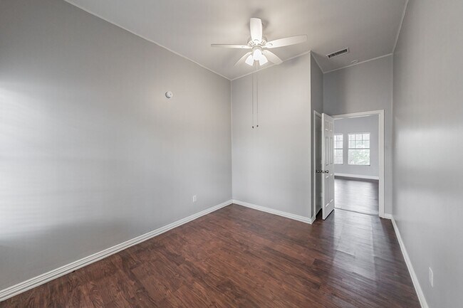 Building Photo - 401 S Anglin St