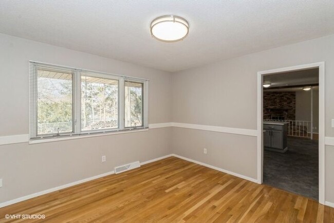 Building Photo - $3,000 | 5 Bedroom, 2.5 Bathroom House | N...