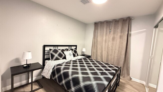 Building Photo - Furnished Ranch-Style Home with Casita – O...