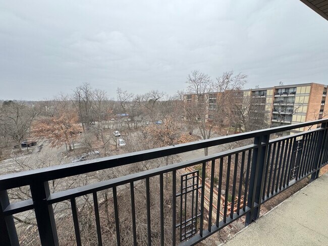 Building Photo - 6020 Oakwood Dr