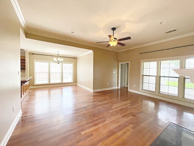 Building Photo - 10362 Hillmont Ave