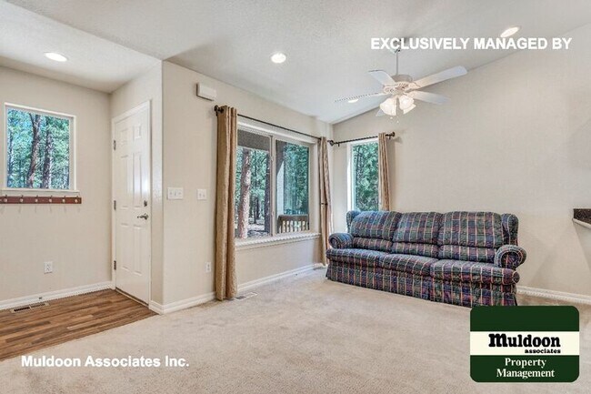 Building Photo - 8385 Woodcrest Dr