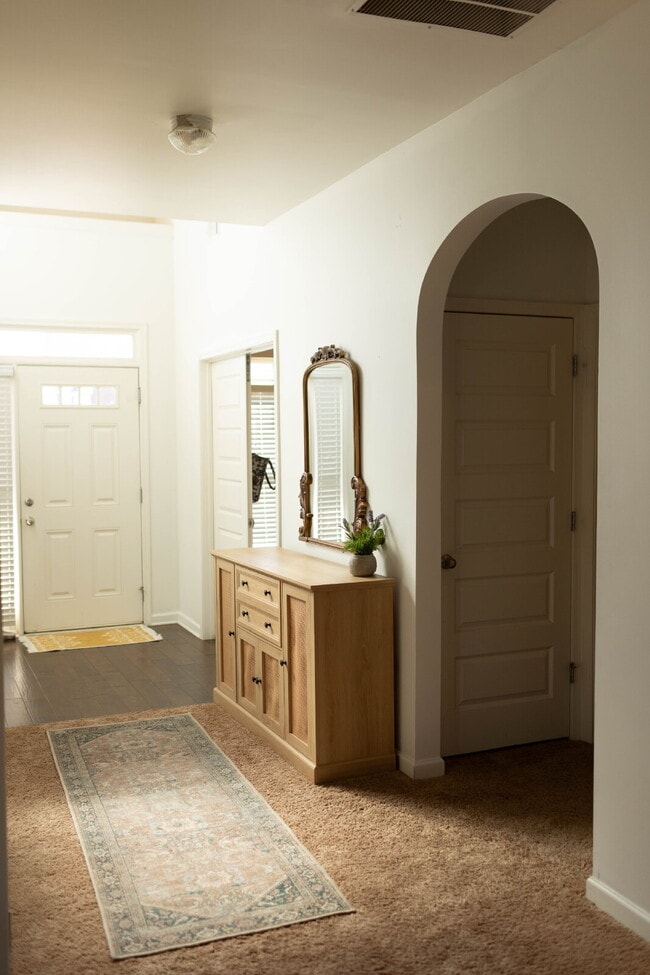 Building Photo - 523 Twin Vw Ct