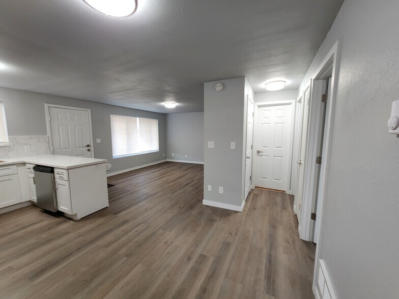 Building Photo - 819 E 2nd St