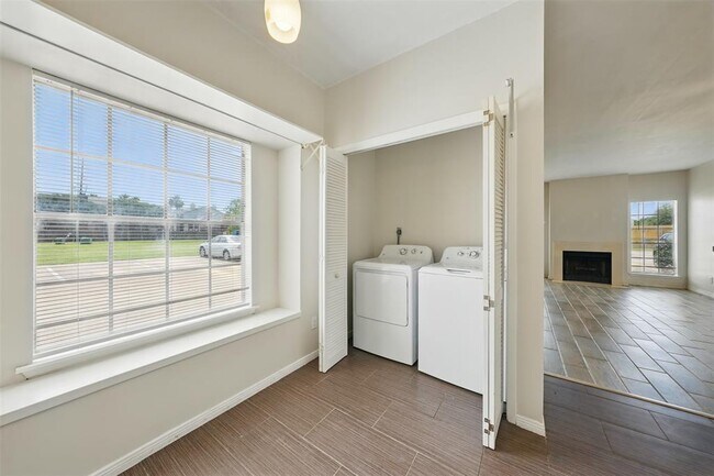 Building Photo - 2626 Holly Hall St