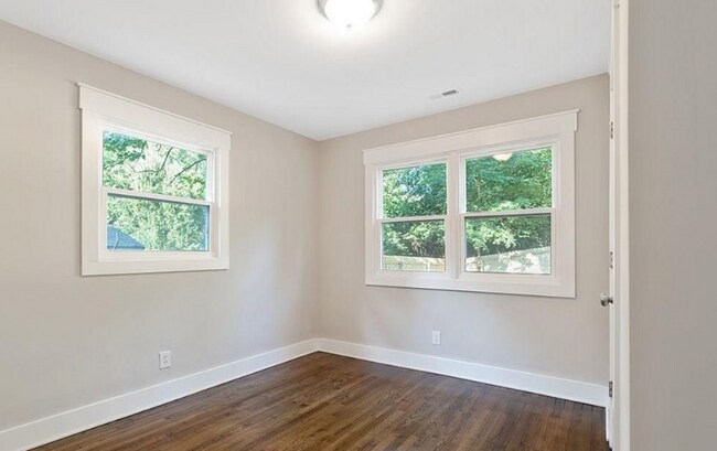 Building Photo - 116 N Hyde Park Ave