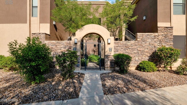 Building Photo - 7027 N Scottsdale Rd