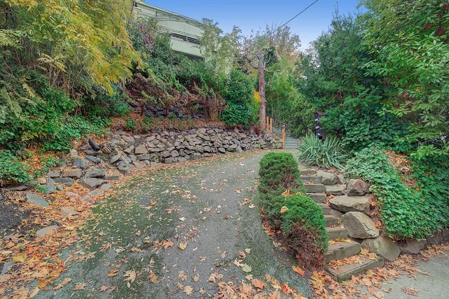 Building Photo - 1038 Lakeview Blvd E