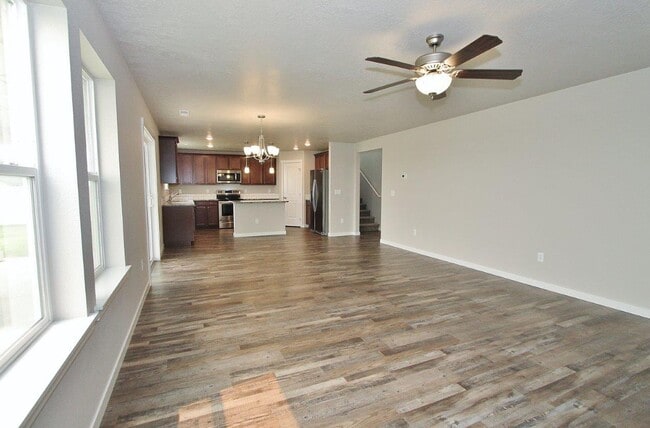 Building Photo - Spacious Home w/Open Floor-Plan