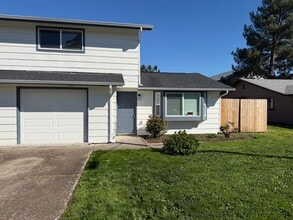 Building Photo - New 2 bed 1 1/2 bath duplex in Springfield!