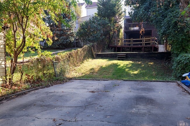 Building Photo - Updated 3BR 3 bath House with off street p...