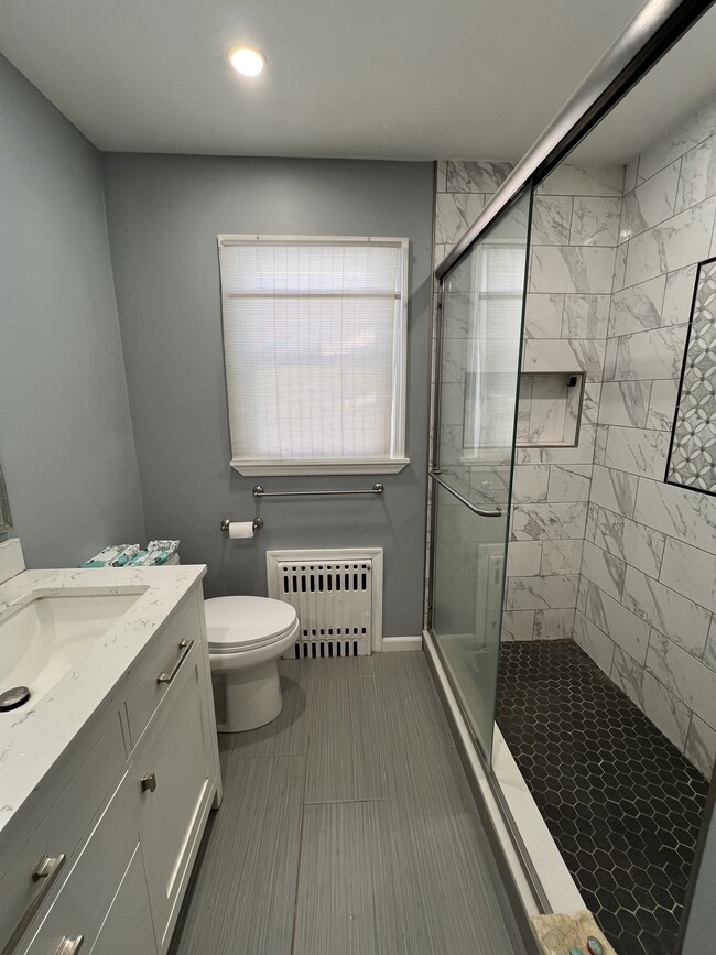 Building Photo - 72 Carlton St