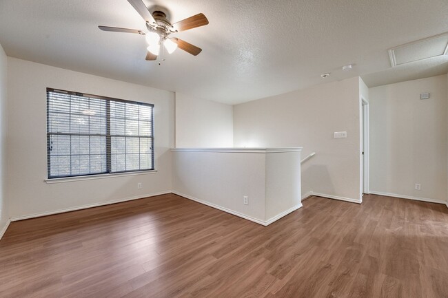 Building Photo - Charming & Spacious 3/2.5 in Mesa Creek JU...