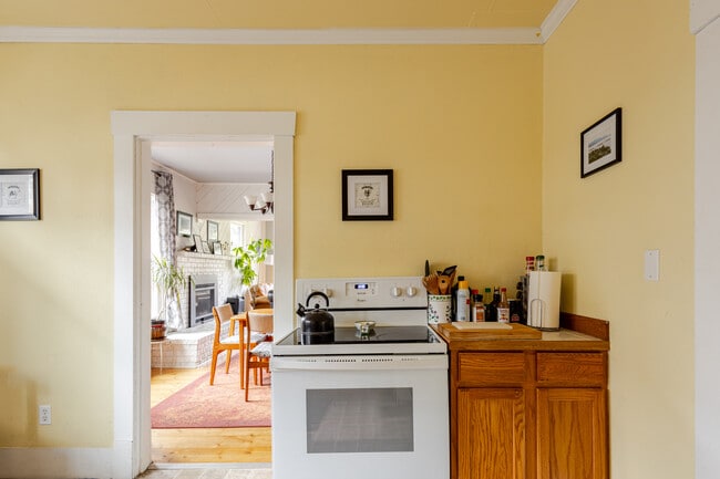 Building Photo - Charming 2-Bedroom Home Near Downtown Bellingham – Private Yard & Cozy Living