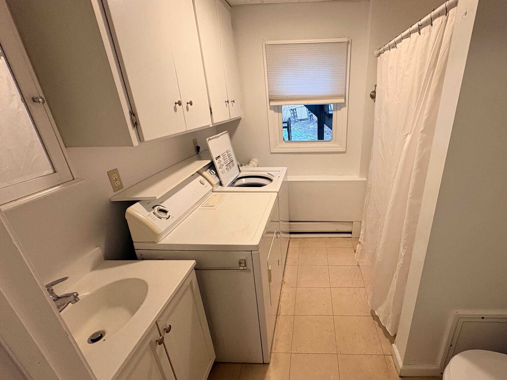 Bathroom with washer & dryer in unit - 45 Barrett St
