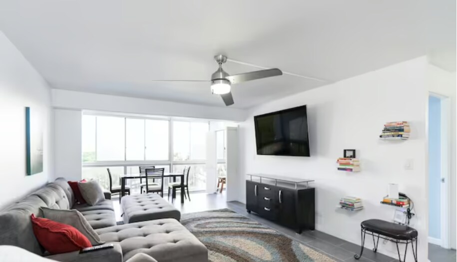 Smart TV - 2575 Kuhio Ave