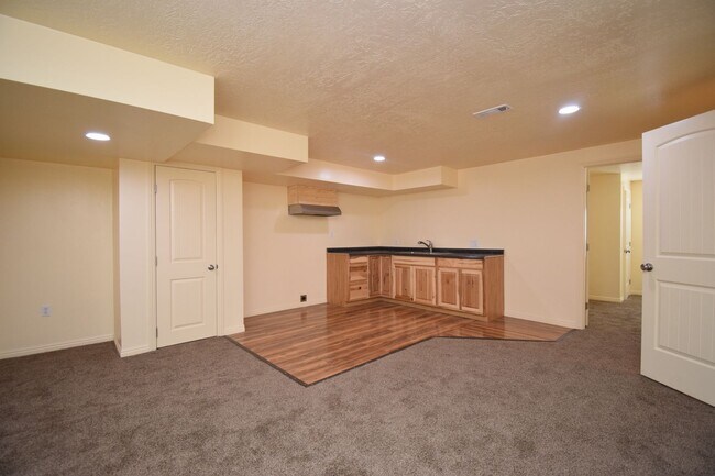 Building Photo - Modern 4 bed Home in Prime West Valley Location!!