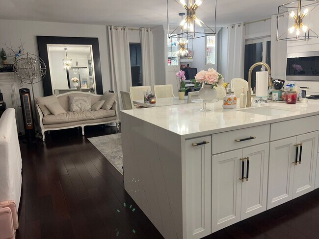 Building Photo - Gorgeous, fully remodeled 5 bed 3 bath centrally located in Great Falls