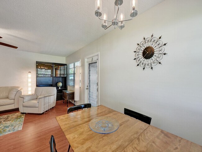Building Photo - Beautiful fully furnished 2 bedroom 1.5 bath.