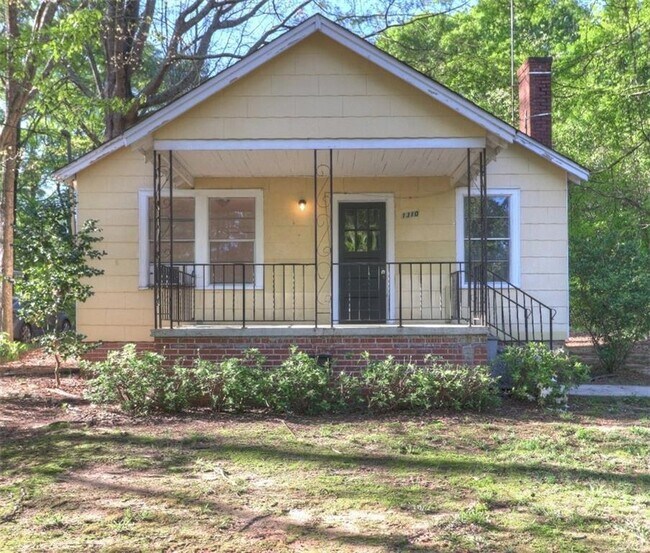 Primary Photo - 1310 Winona Ave